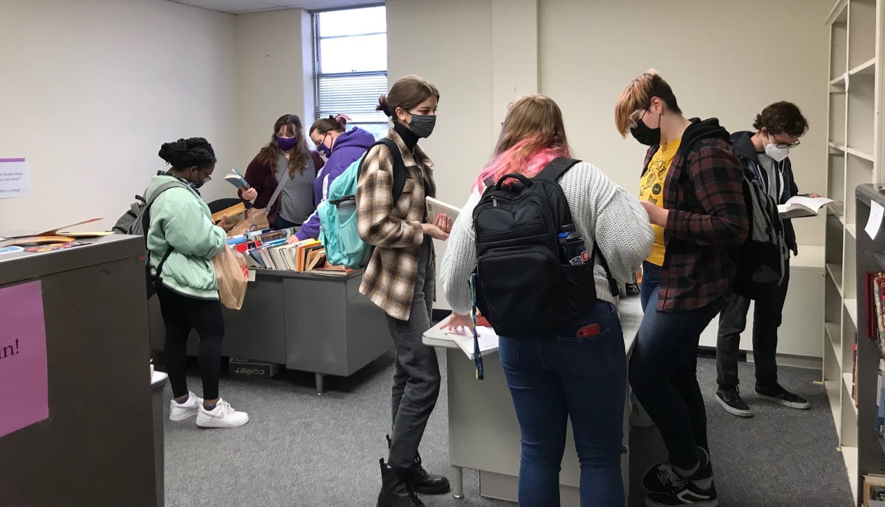 valentine_book_dropin_students_10feb2022