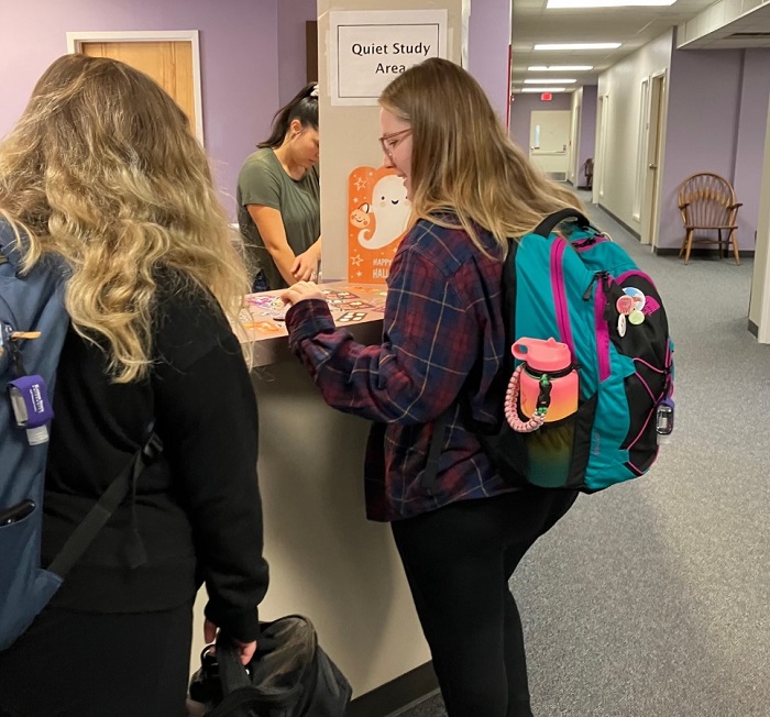 fall_open_house_choosing_stickers_6oct2022_700x652